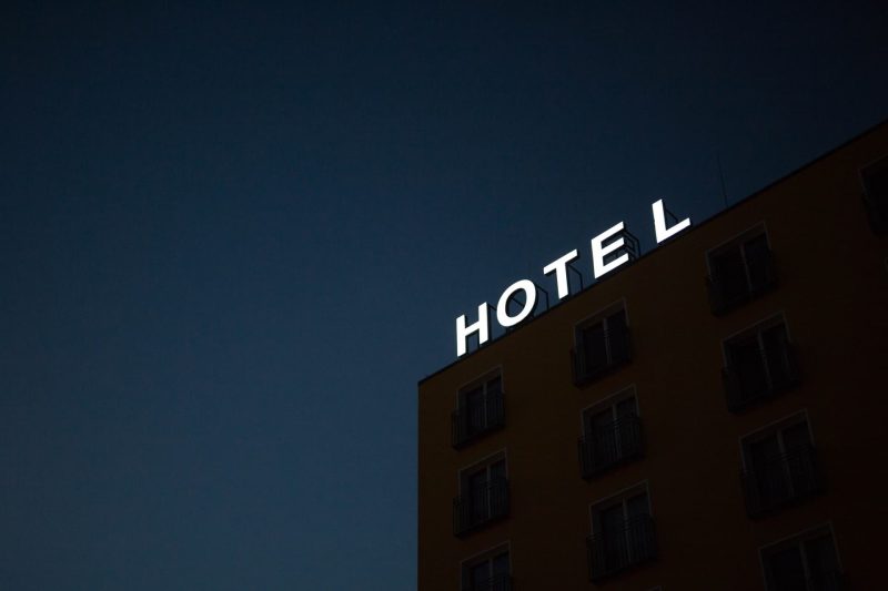 Hotel (Foto: Unsplash/Marten Bjork).
